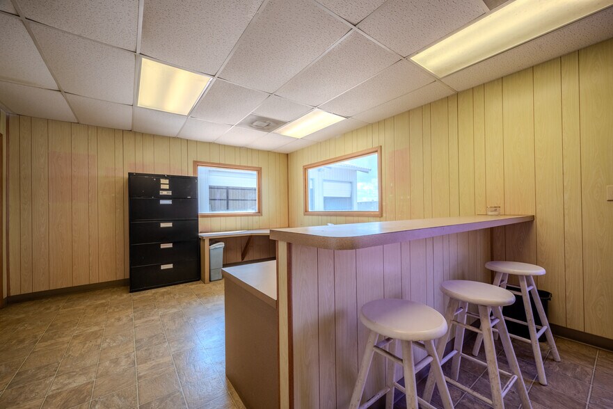 More Photos Of 619 E Jackson St, El Campo Warehouse For Lease