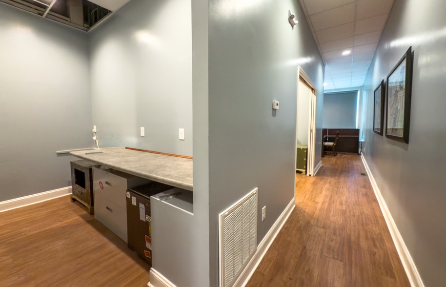 More Photos Of 111 E Main St, Salem Office Residential For Lease