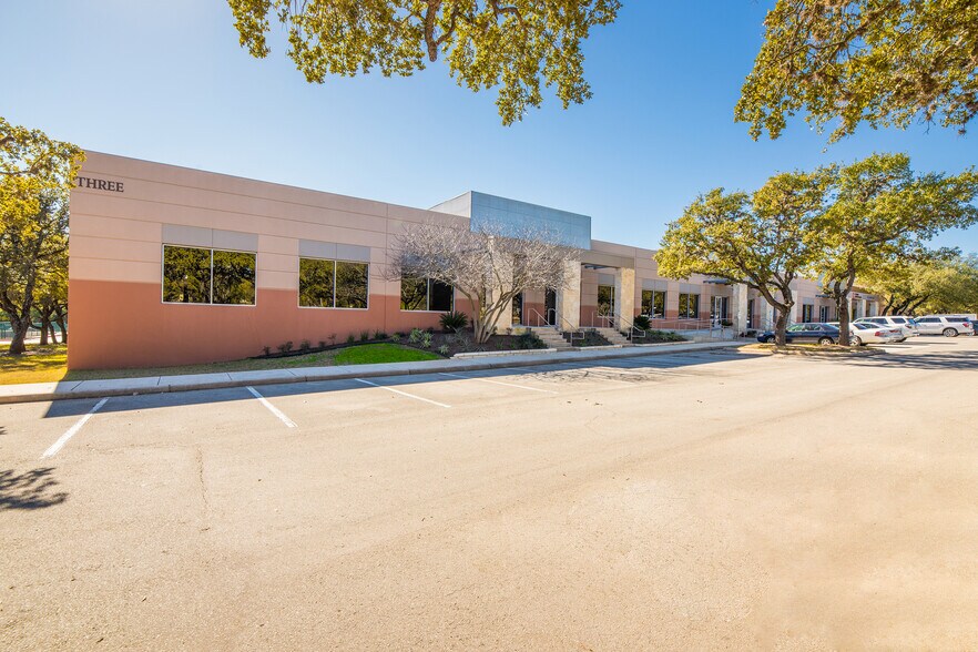 More Photos Of 300 E Sonterra Blvd, San Antonio Unknown For Lease