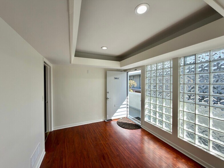 More Photos Of 15216 Vanowen St, Van Nuys Medical For Lease