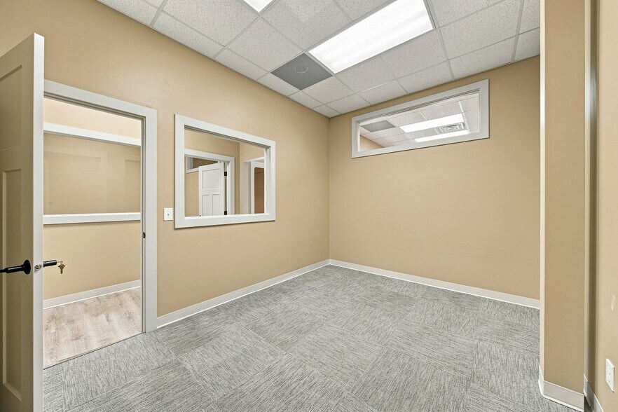 More Photos Of 3441 Devils Glen Rd, Bettendorf Storefront For Lease