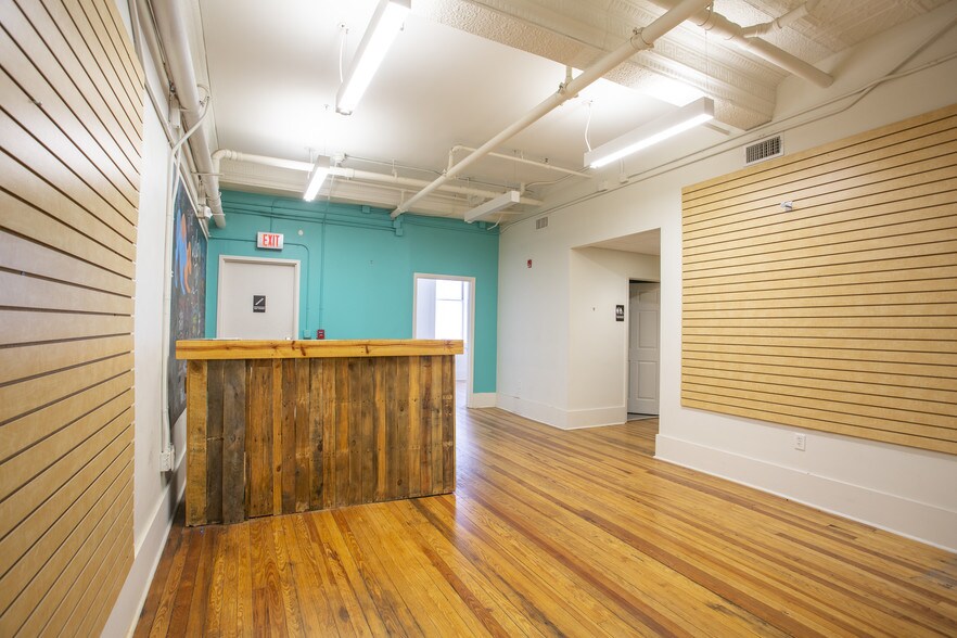 More Photos Of 18 E Broughton St, Savannah Storefront Retail Office For Lease