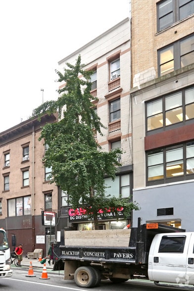 More Photos Of 102 W 29th St, New York Storefront Retail Residential For Lease