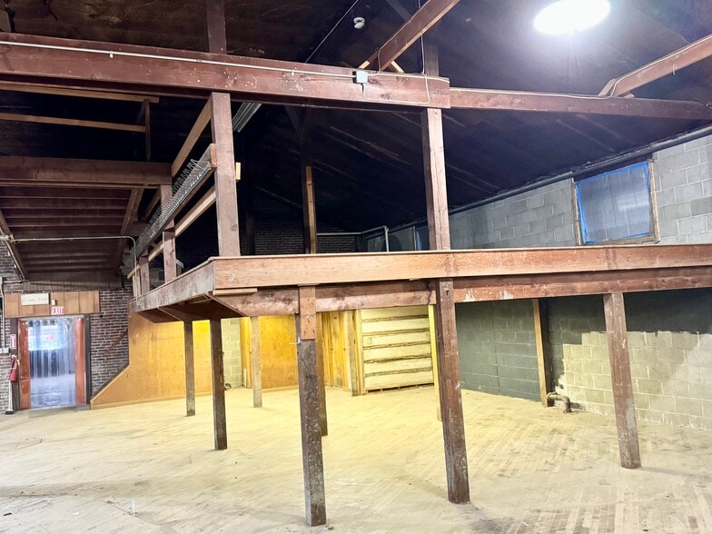 More Photos Of 16 E Bridge St, Spring City Warehouse For Lease
