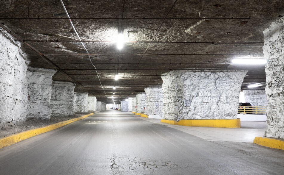 More Photos Of 1500 Geospace Dr, Independence Warehouse For Lease