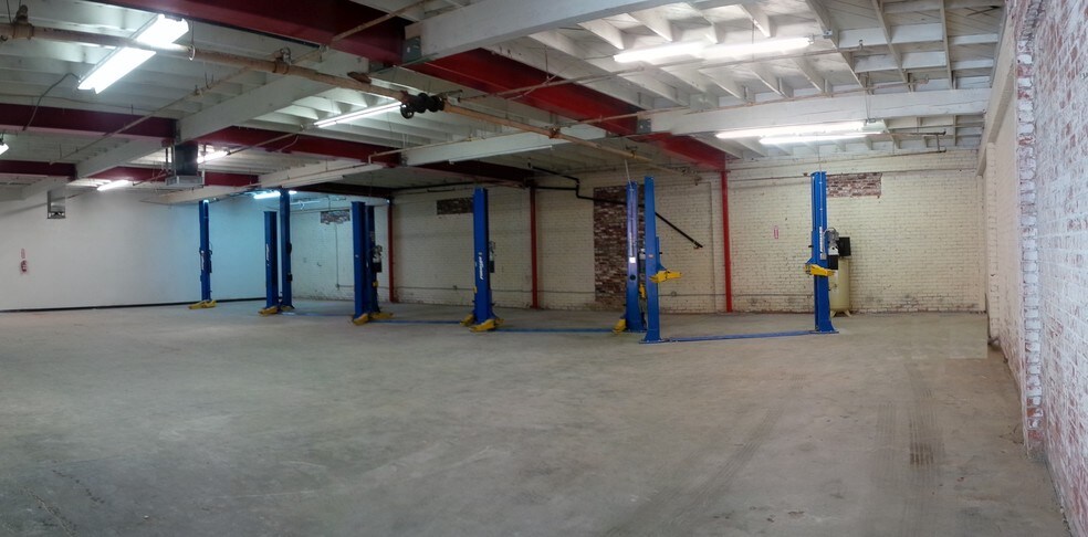 More Photos Of 14850 Calvert St, Van Nuys Service For Lease