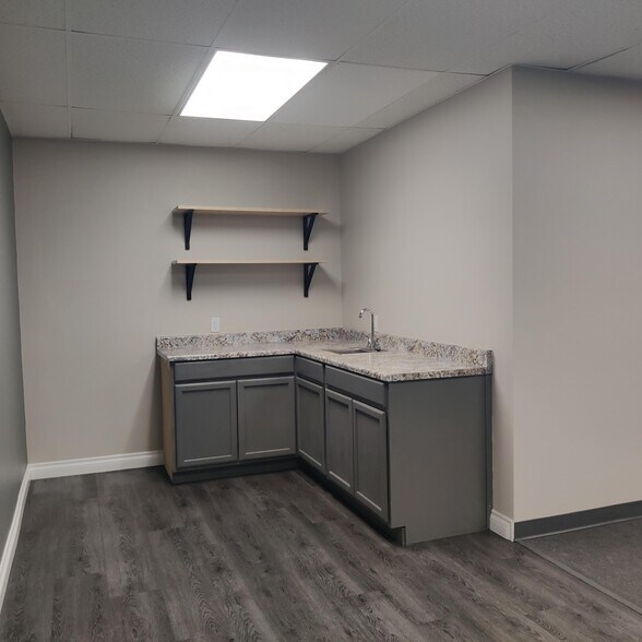 More Photos Of 1971-1973 W Holt Ave, Pomona Manufacturing For Lease