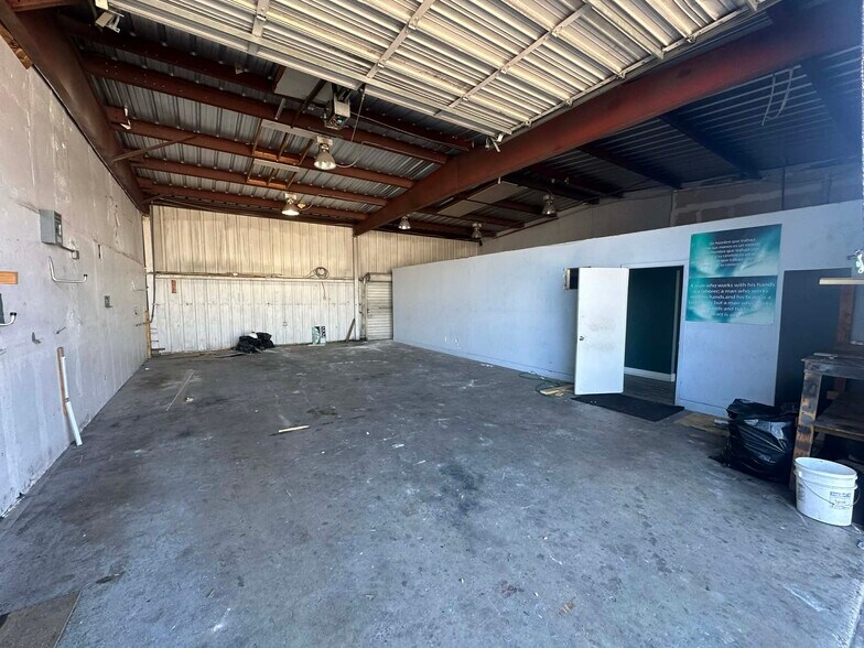 More Photos Of 2140-2148 E 20th St, Sarasota Warehouse For Lease