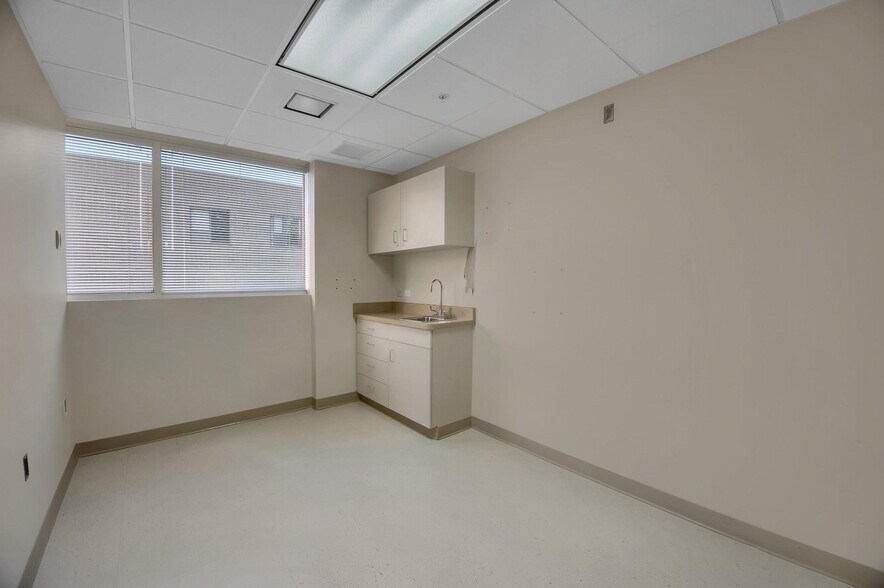 More Photos Of 21 Laurel Ave, Cornwall Medical For Lease