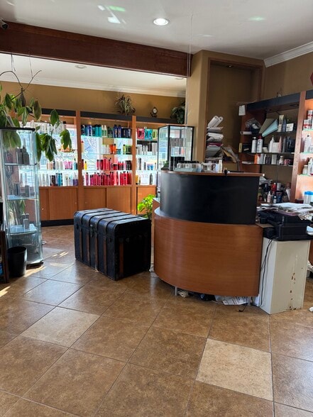 More Photos Of 323 W Powell Blvd, Gresham Freestanding For Lease