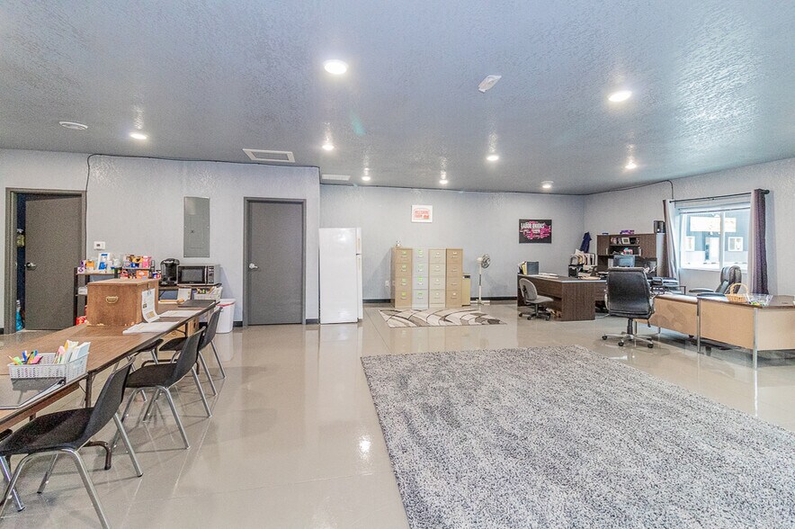 More Photos Of 1186 N Shawano St, New London General Retail For Lease