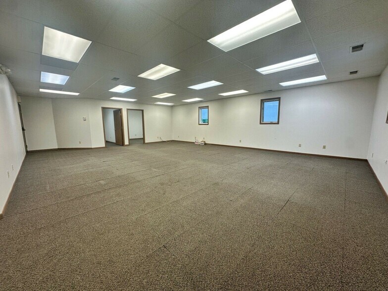 More Photos Of 1230 S Victory Dr, Mankato Service For Sale