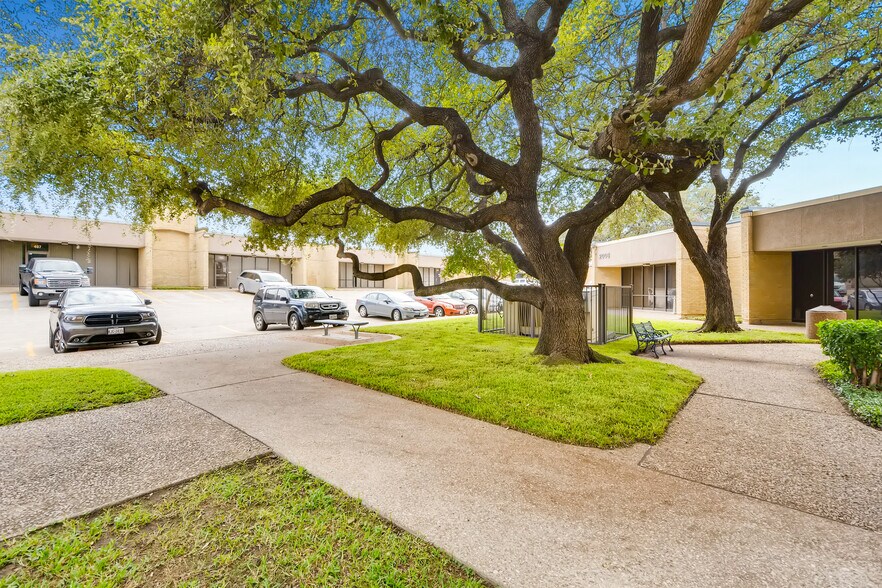 More Photos Of 2000 E Randol Mill Rd, Arlington Light Distribution For Lease