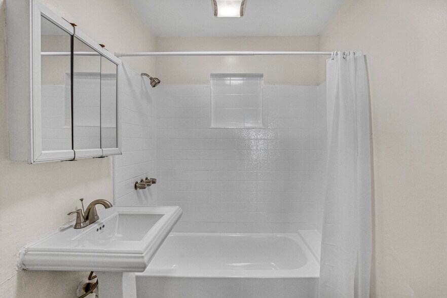 More Photos Of 2947 West Blvd, Los Angeles Apartments For Sale