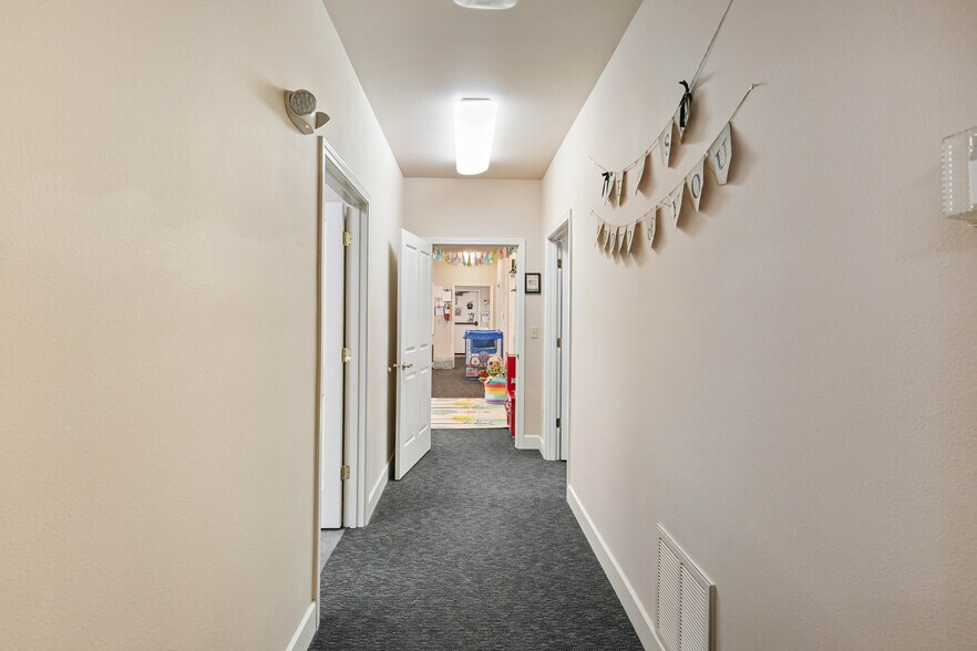 More Photos Of 81 Freeman Ct, Central Point Office For Sale