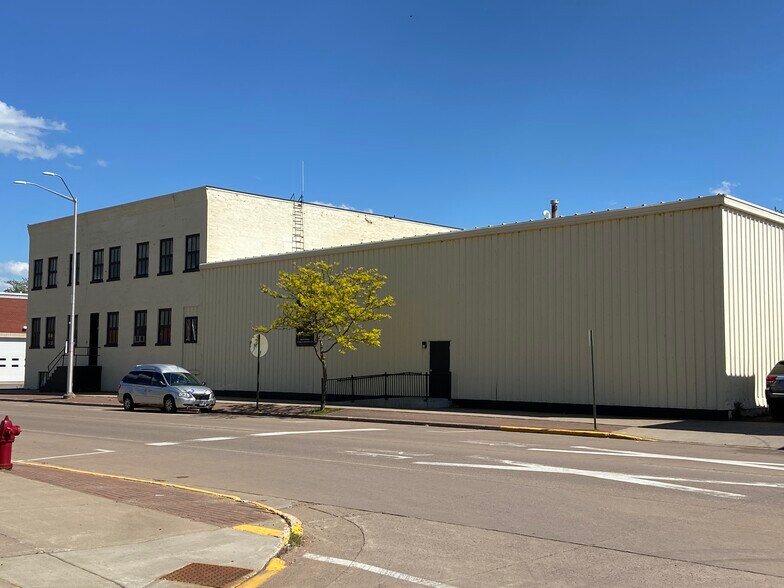 More Photos Of 325 E 2nd St, Merrill Distribution For Sale