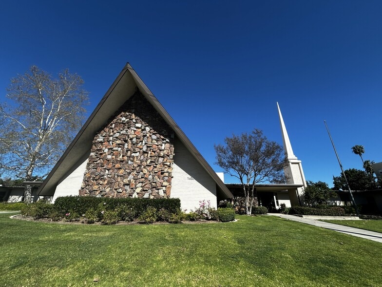 More Photos Of 14001 Burbank Blvd, Van Nuys Specialty For Sale