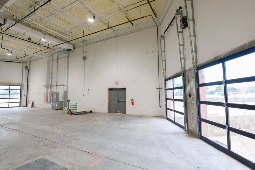 More Photos Of 2661 Midway Rd S, Carrollton Showroom For Lease