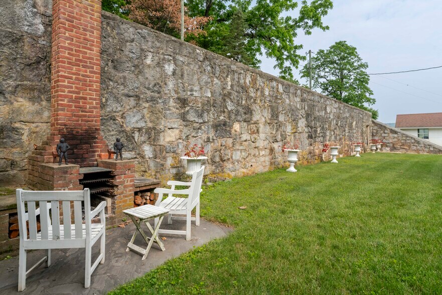 More Photos Of 610 New Hope Rd, Staunton Specialty For Sale