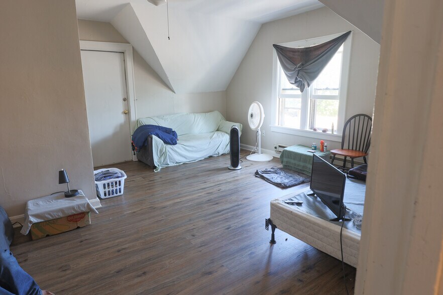 More Photos Of 3700 E Pulaski Ave, Cudahy General Retail For Sale