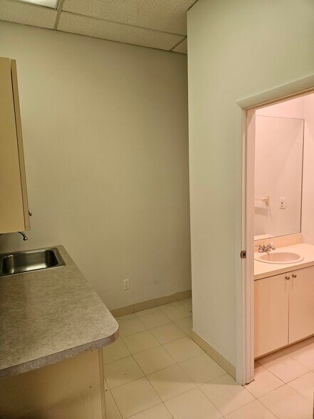 More Photos Of 166 E Jericho Tpke, Mineola Office For Lease