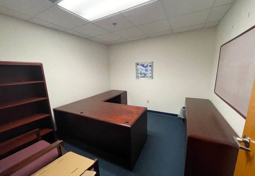 More Photos Of 125 Broadway Ave, Oak Ridge Office For Sale