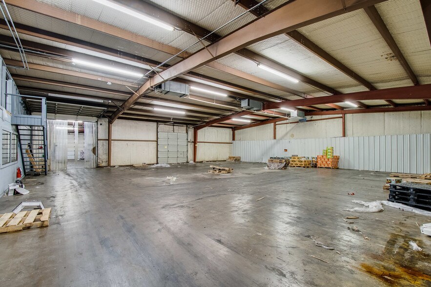 More Photos Of 1212 S Clay St, Ennis Manufacturing For Lease