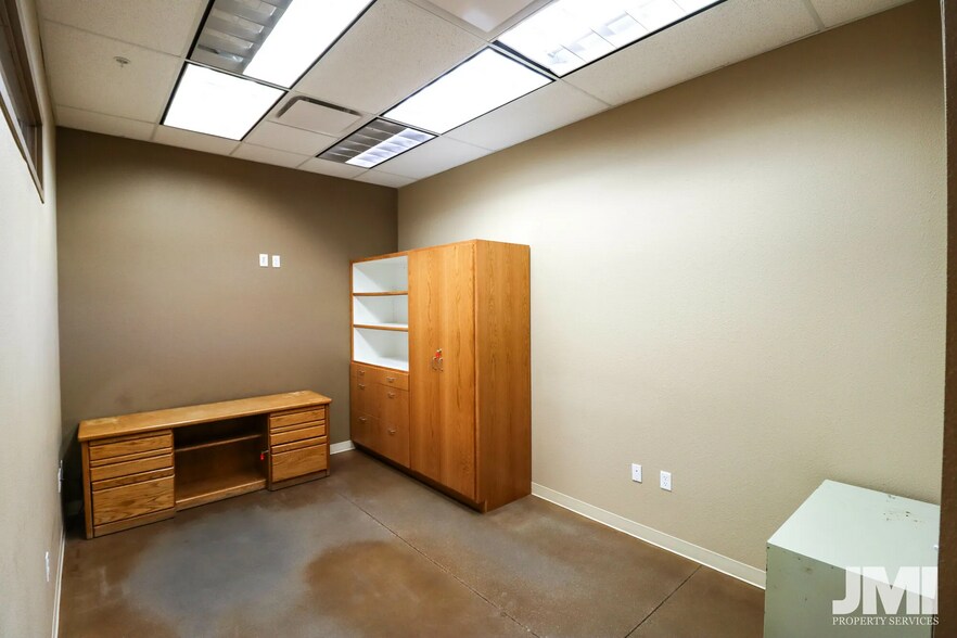 More Photos Of 795 E Factory Dr, St George Flex For Lease