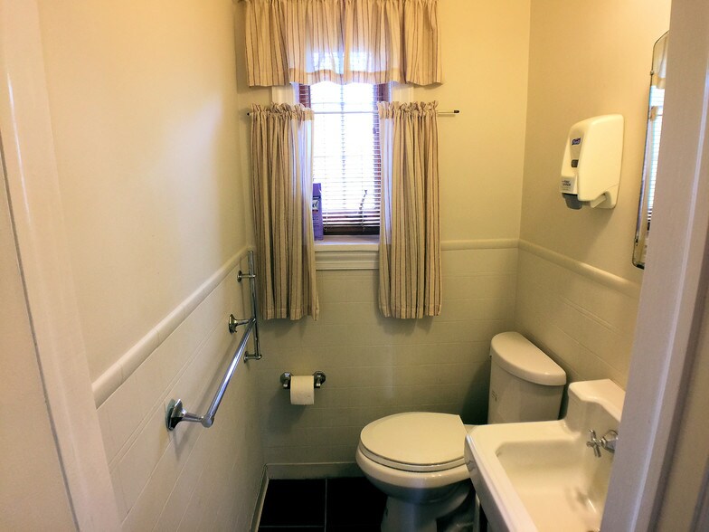 More Photos Of 402 Crain Hwy N, Glen Burnie Office For Sale