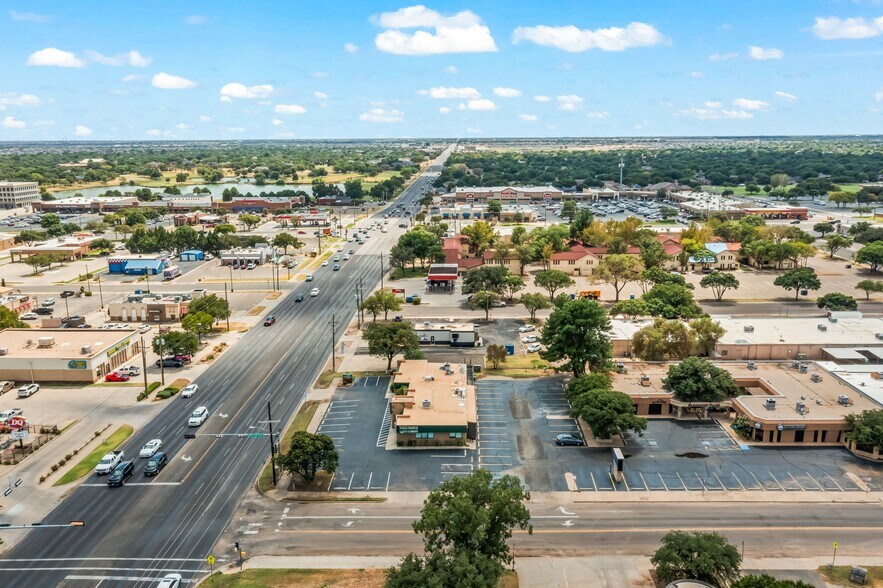 More Photos Of 7902 Slide Rd, Lubbock Veterinarian Kennel For Lease