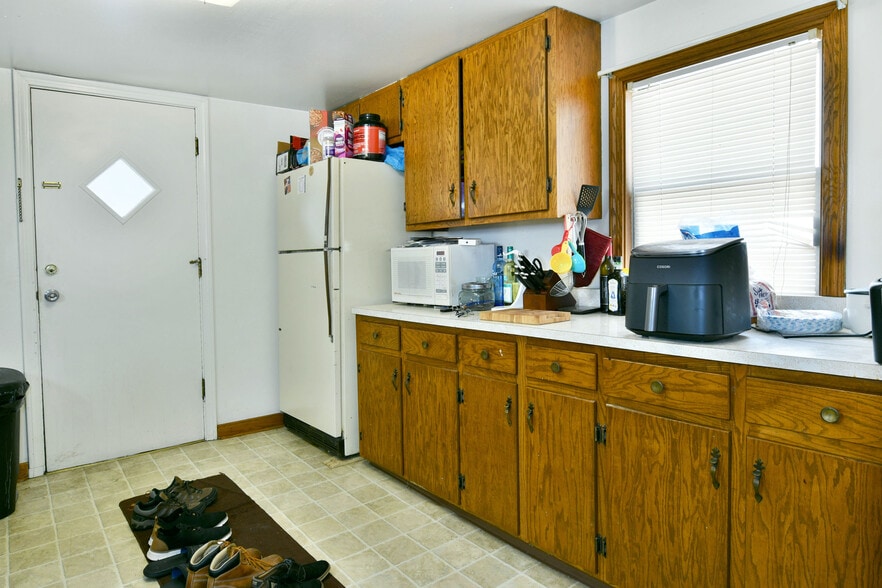 More Photos Of 12-14 N Main St, Hubbard Storefront Retail Residential For Sale