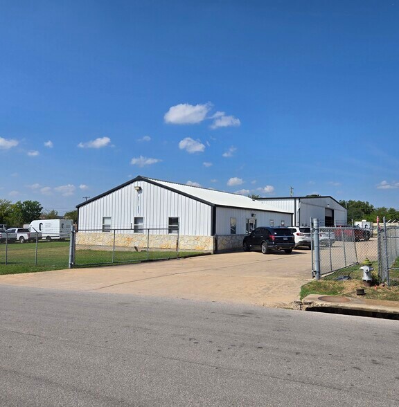 More Photos Of 103 Tradesmen Dr, Hutto Warehouse For Lease