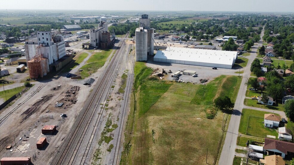 More Photos Of 220 W Oak St, El Reno Warehouse For Lease