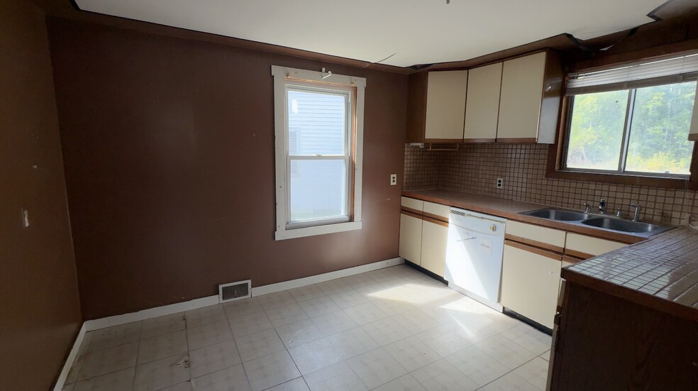 More Photos Of 947 Sabattus St, Lewiston Multifamily For Sale