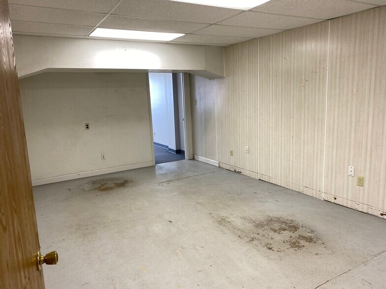 More Photos Of 10703 Tesshire Dr, Saint Louis Industrial For Sale