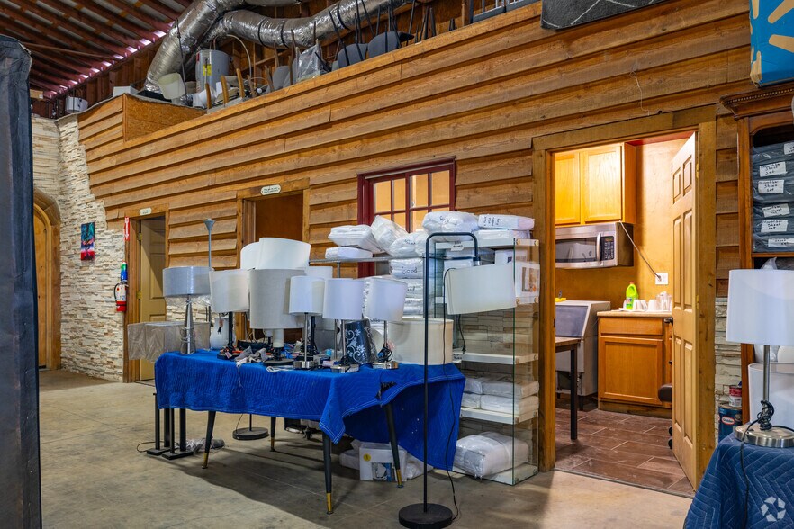 More Photos Of 11734 Schriber Rd, Buda Warehouse For Lease