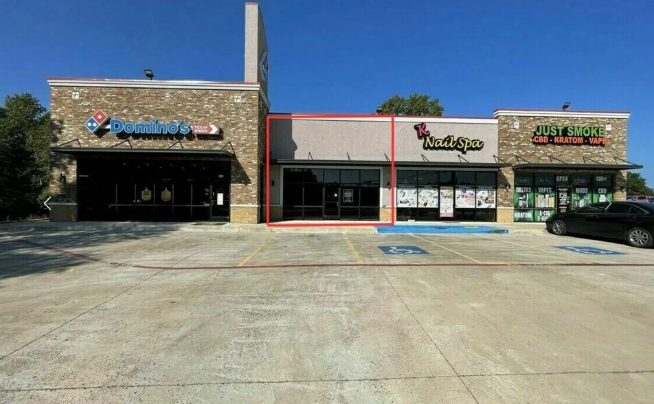 More Photos Of 2807 S Main St, Lindale Storefront For Lease