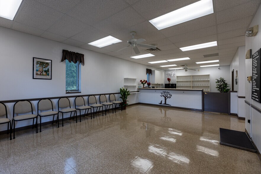 More Photos Of 14605 Velp Ave, Suamico Veterinarian Kennel For Lease
