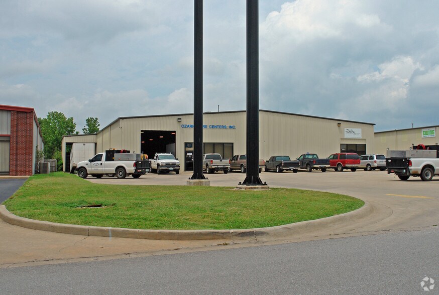 More Photos Of 3904 W Kelley Ave, Springdale Light Manufacturing For Lease