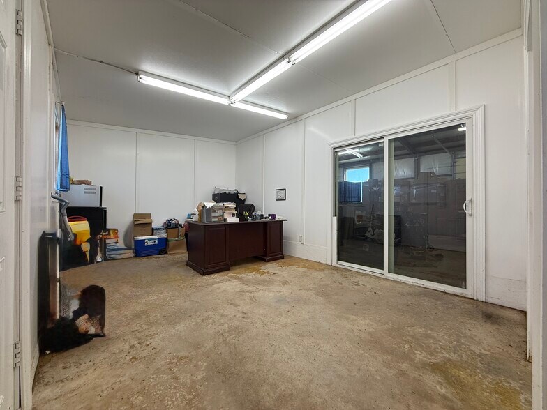 More Photos Of 6549 Interstate 35, Valley View Unknown For Lease