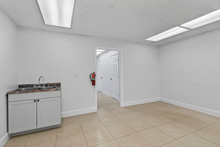 More Photos Of 1750 E Commercial Blvd, Fort Lauderdale Storefront For Lease