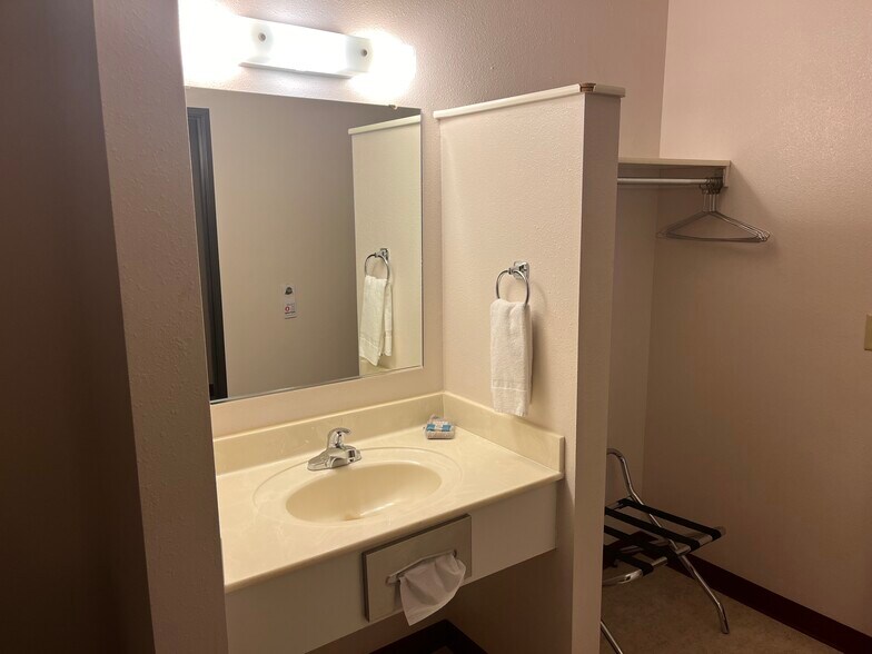 More Photos Of 804 Western Heights Cir, Hillsboro Hotel For Sale