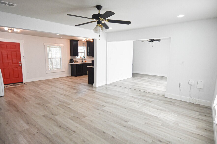 More Photos Of 400 Oak St, Bryan Office Residential For Lease