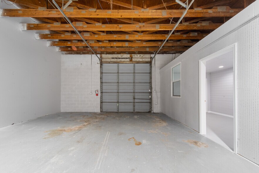 More Photos Of 3559 Veronica S Shoemaker Blvd, Fort Myers Warehouse For Lease