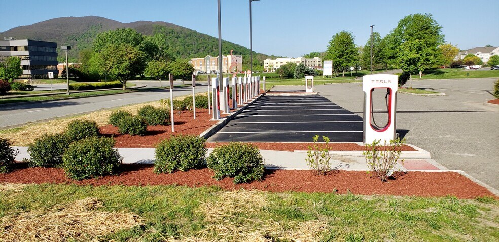 More Photos Of 18 Westage Dr, Fishkill Unknown For Lease