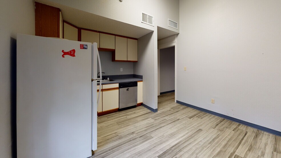 More Photos Of 2525 Wallingwood Dr, Austin Unknown For Lease