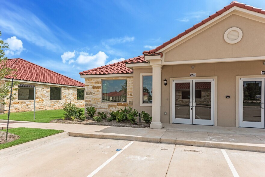 More Photos Of 7070 Knights Ct, Missouri City Office For Lease