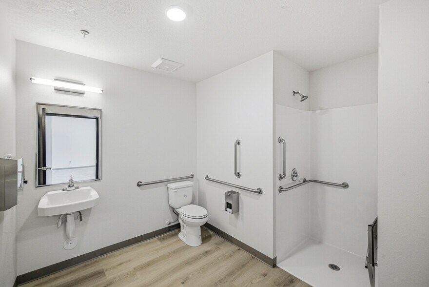 More Photos Of 1093 N Parkinson St, Eagle Light Distribution For Sale