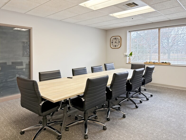 More Photos Of 16700-17000 W Bluemound Rd, Brookfield Coworking Space