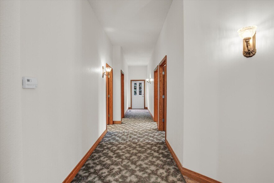 More Photos Of 606 W Oak St, Fairbury Office For Sale